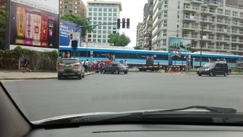 un auto fue embestido por un tren en belgrano: el conductor fue trasladado a un hospital un auto fue embestido por un tren en belgrano: el conductor fue trasladado a un hospital