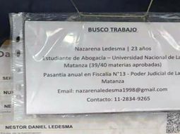 Un taxista colgó el CV de su hija en el respaldo y se sorprendió