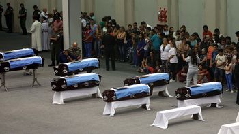 velan a los gendarmes que murieron en el accidente de micro en salta velan a los gendarmes que murieron en el accidente de micro en salta