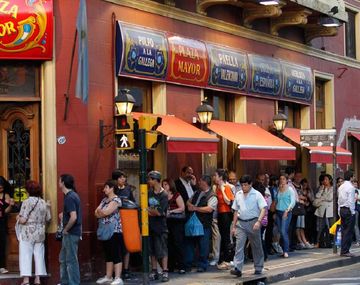 Cuadras de cola en Plaza Mayor por un pan dulce