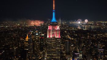 Qué decía la bandera colgada en el Empire State de Nueva York Qué decía la bandera colgada en el Empire State de Nueva York