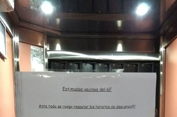 Se cansó de los gemidos de los vecinos y dejó un cartel - Crédito: cronica.com.ar