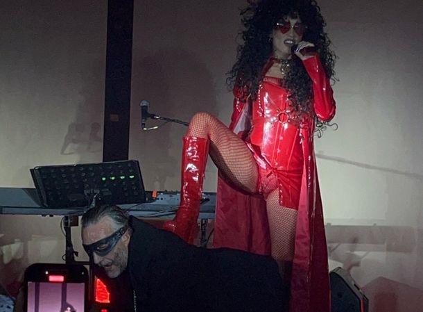 El sorpresivo beso de Lali Espósito a Fito Páez durante una fiesta de disfraces