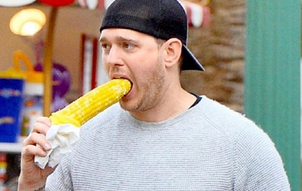 Los mejores memes por la foto de Michael Bublé comiendo un choclo