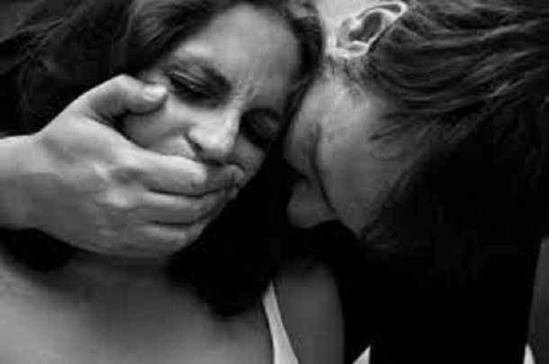 Engaño a dos mujeres con pistola de juguete y las obligó a practicar sexo oral