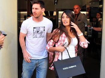 Tras la lesión, Messi y su mujer hicieron shopping en Milán