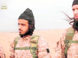 Captura del video de las últimas decapitaciones llevadas a cabo por yihadistas que muestra (derecha de la imagen) a un converso francés que milita con el Estado Islámico. Captura del video de las últimas decapitaciones llevadas a cabo por yihadistas que muestra (derecha de la imagen) a un converso francés que milita con el Estado Islámico.