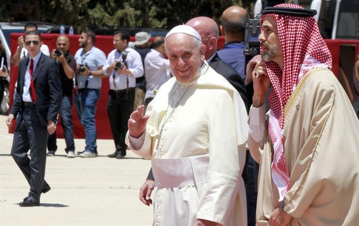 Francisco llegó a Jordania y comienza su histórico peregrinaje a Tierra Santa