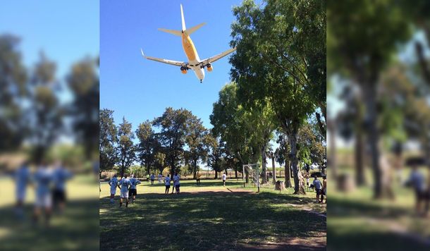 Un grupo de vecinos pidió la clausura del aeropuerto de El Palomar y suspender todos los vuelos de Flybondi