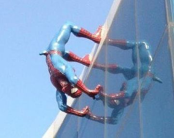 Escándalo por una estatua de Spiderman en posición osada