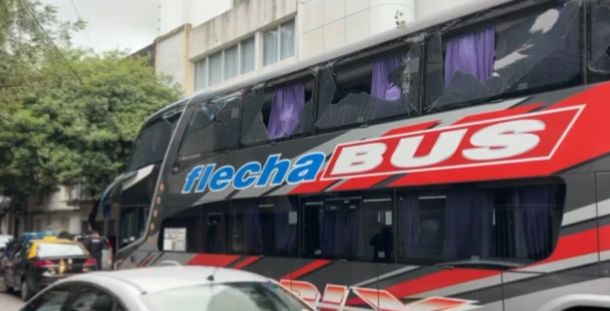 Rosario: el micro que trasladaba a Peñarol y un insólito incidente que terminó con los vidrios rotos