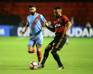 Samuel Xavier disputa la pelota con Lucas Wilchez