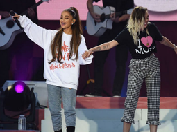 Ariana Grande junto a Miley Cyrus. Ariana Grande junto a Miley Cyrus.