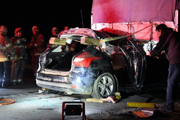 Puerto Madryn: se incrustó con el auto debajo de un camión y se salvó