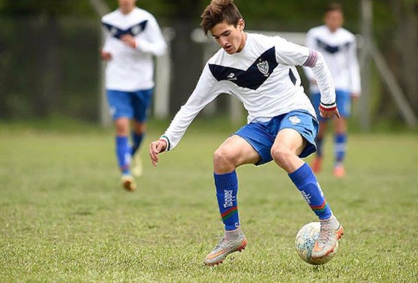 Se fugó de Vélez y fue a probarse a Inglaterra: jugará en el Manchester City de Guardiola