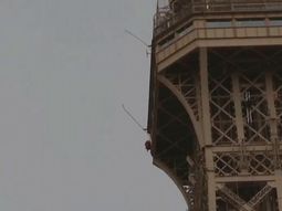 Evacuaron y cerraron la Torre Eiffel por un hombre que la escalaba