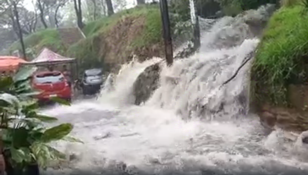 Captura de un video del desborde de la presa Los Cuartos.