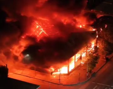 Impactante incendio en Mar del Plata: el fuego arrasó un concesionario con autos y una ferretería.