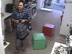 video: se hizo pasar por una clienta, robo en una tienda y la escracharon video: se hizo pasar por una clienta, robo en una tienda y la escracharon