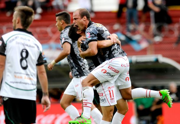 Con un Wanchope Ábila en racha, Huracán venció a San Martín en Parque Patricios