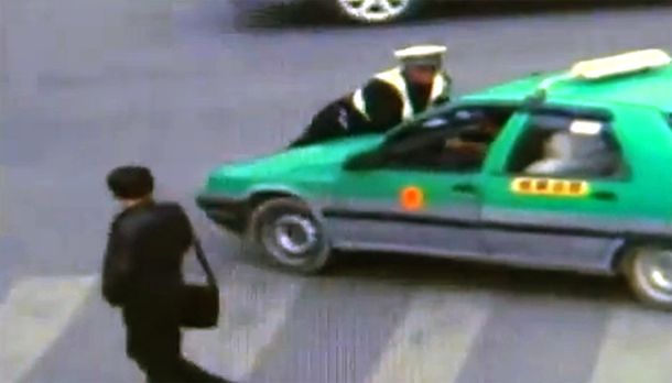 Taxista arrastra a policía de tránsito 100 metros para evitar la multa