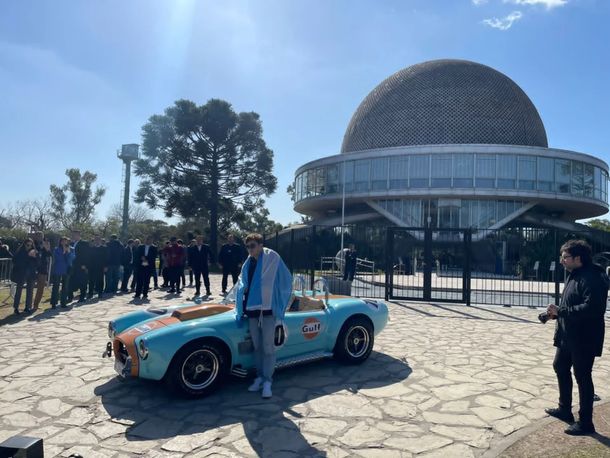 Franco Colapinto recorrió la Ciudad de Buenos Aires en un Cobra histórico