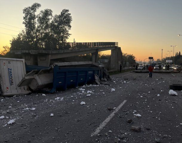 Video: un camión chocó y derrumbó un puente peatonal en la Panamericana