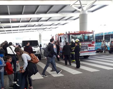 Susto en Ezeiza: evacuaron el aeropuerto por una falsa alarma de bomba