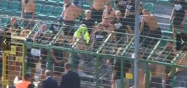 Una hinchada polaca descubrió a un infiltrado y lo humilló en plena tribuna