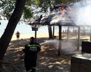 Un turista quiso hacer un asado y prendió fuego un quincho