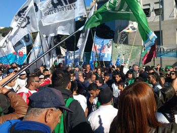 Una movilización cortó el metrobus en 9 de julio y Belgrano y la policía intentó evitarlo