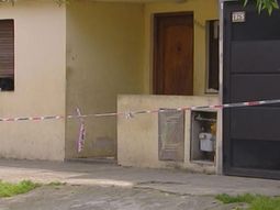 tragedia en lanus: acuchillo a su mujer delante de sus hijas y se mato tragedia en lanus: acuchillo a su mujer delante de sus hijas y se mato