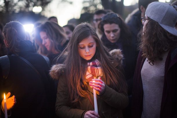 Los franceses manifestaron su dolor en la emblemática Plaza de la República de París