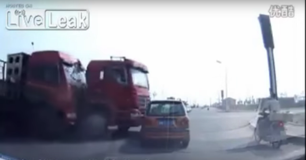 Accidente fatal en China: dos camiones embisten a un auto y una moto