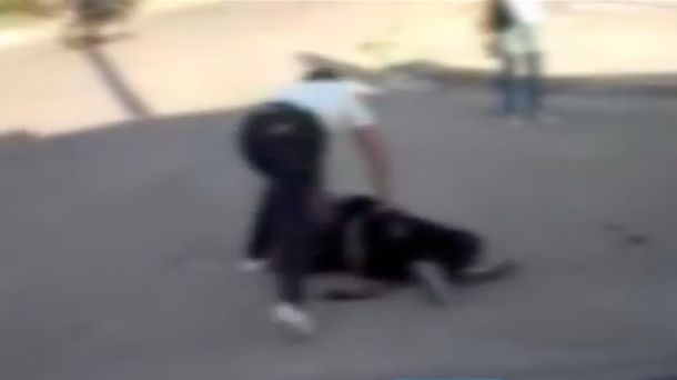 De no acabar: brutal paliza a una chica a la salida de una escuela