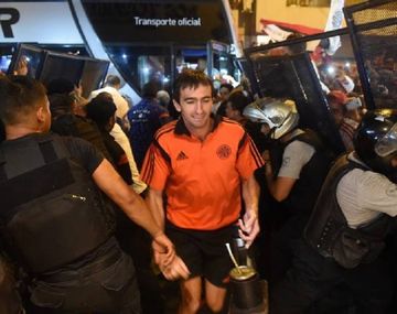 Hubo incidentes en la llegada de River a Rosario