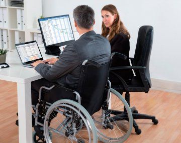 Cómo funciona la empresa elegida por Google que ayuda a personas con discapacidad a conseguir trabajo