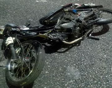 Brutal choque entre una moto y un auto: hay dos heridos de gravedad