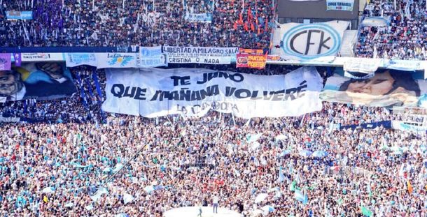La bandera que La Cámpora le hizo a Cristina con la letra de un tema de Nino Bravo