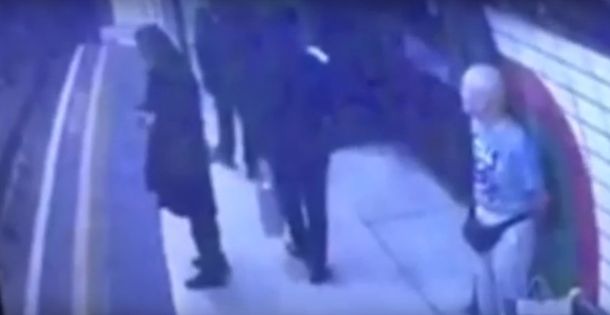 VIDEO: Un abuelo empujó a una musulmana contra un subte