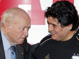 maradona lamento la muerte de di stefano: fue un maestro para mi maradona lamento la muerte de di stefano: fue un maestro para mi