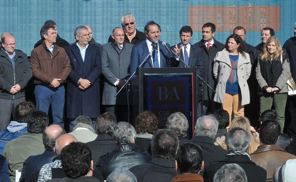 Scioli entregó material a cooperativas y pidió readecuar la matriz energética