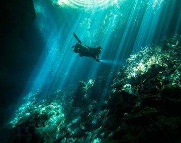 El cenote Dzonbakal tiene una profundidad máxima que puede llegar a alcanzar 30 metros en algunas zonas