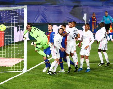 ¡La caras de todos! La reacción por el palo que evitó un gol olímpico