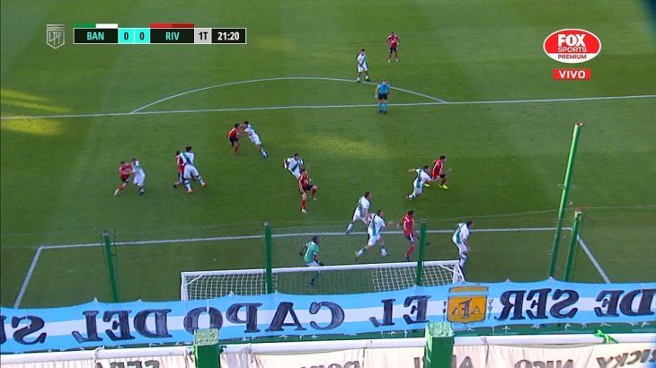 La polémica en Banfield-River: ¿había penal para el Millonario?