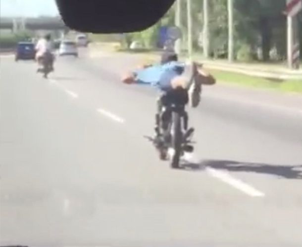 Mirá cómo viajaba un joven sobre su moto en plena autopista