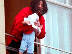 fotos: ¿como esta hoy el hijo de michael jackson de la famosa escena del balcon? fotos: ¿como esta hoy el hijo de michael jackson de la famosa escena del balcon?