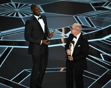 Kobe Bryant recibiendo el Oscar