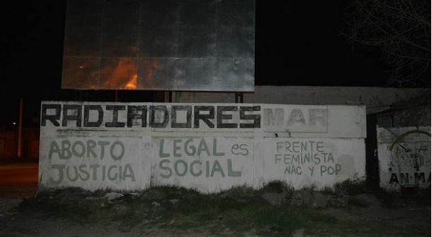 Bahía Blanca: detuvieron a cinco mujeres por hacer pintadas a favor de la despenalización del aborto