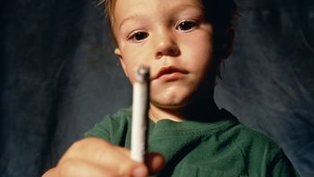 golpeaba a sus hijastros y los obligaba a fumar golpeaba a sus hijastros y los obligaba a fumar